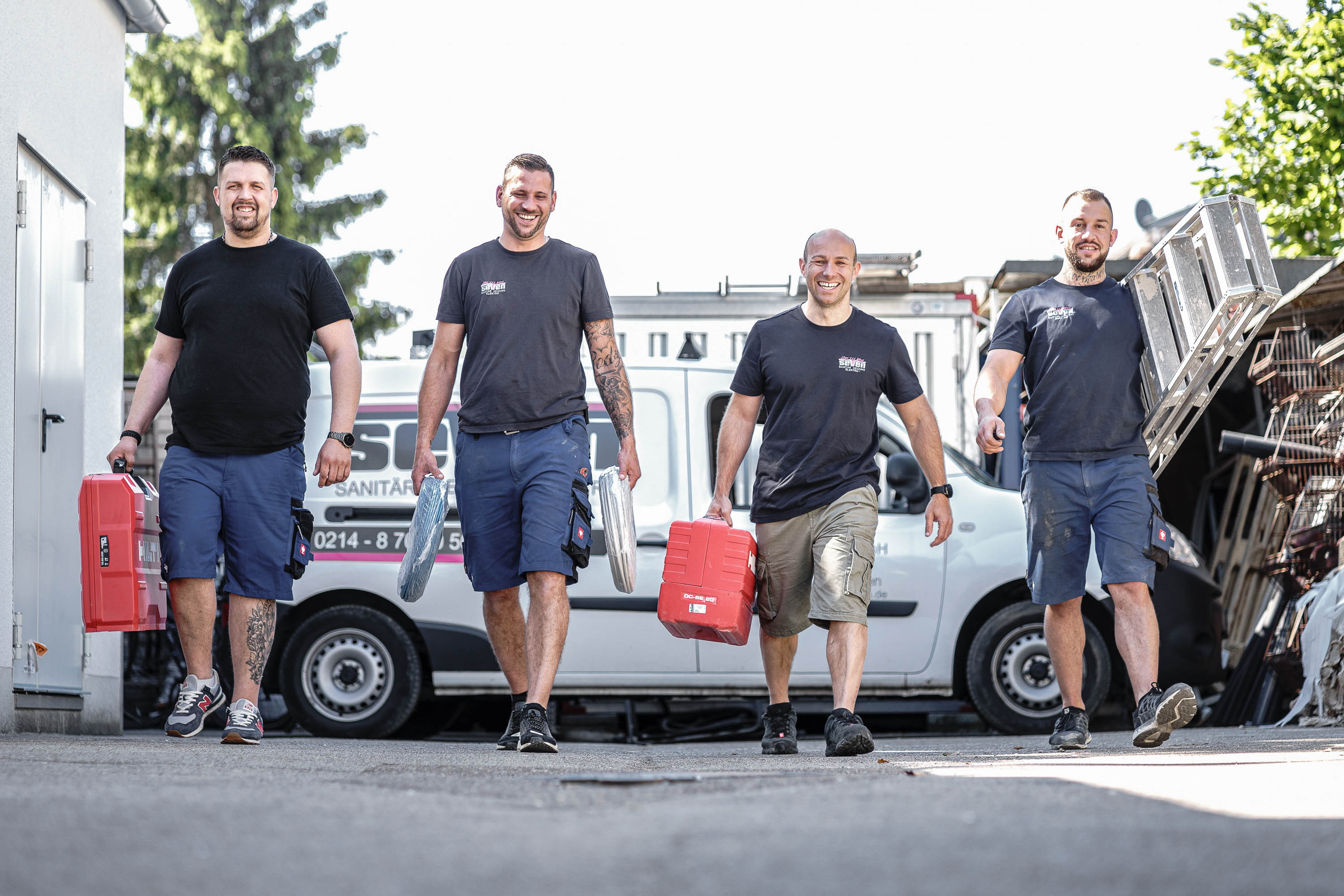 Das Team von Peter Seven – Handwerker nebeneinander auf dem Weg zum Einsatz
